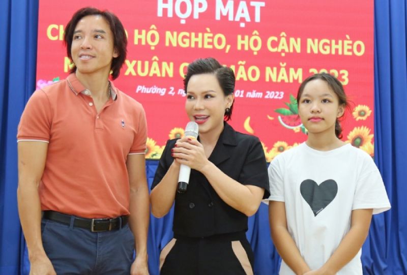 Vợ chồng Việt  Hương - Hoài Phương mang Tết ấm áp đến những nguời dân khó khăn