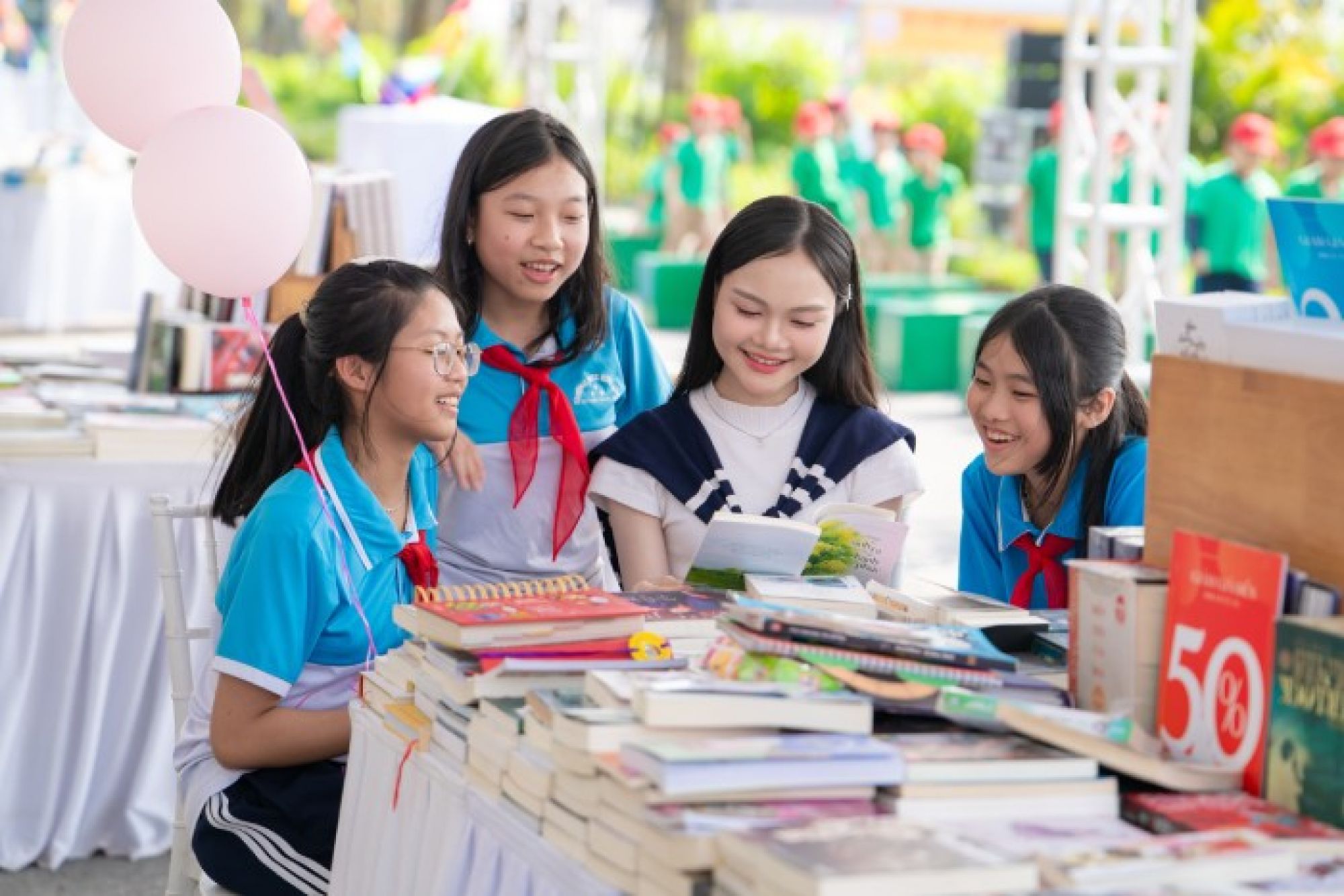 Trẻ em Vinh quyên góp hơn 600 cuốn sách ngay ngày đầu tiên hội sách