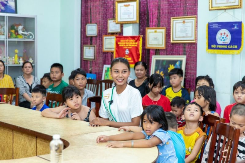 Miss Earth Việt Nam 2022 - Thạch Thu Thảo giản dị chơi đùa cùng các em nhỏ làng SOS