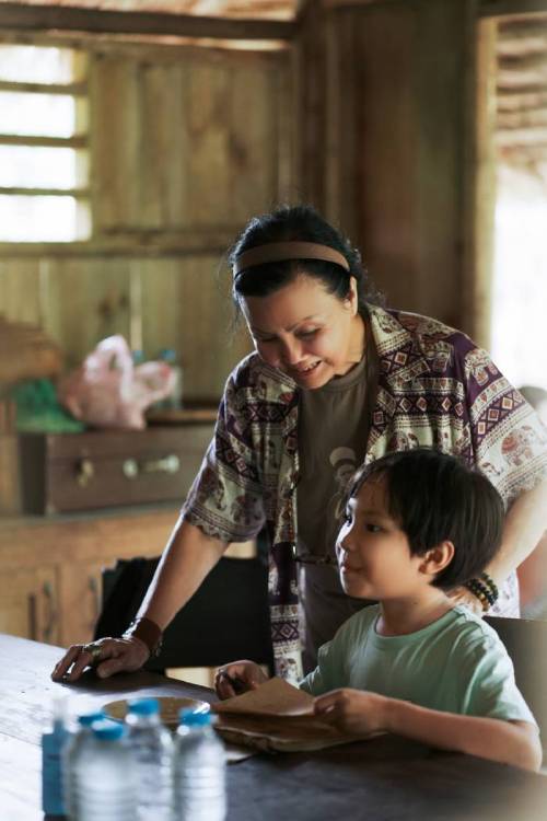 DV Kieu Chinh trong buoi dien thu tai boi canh phim Chiec Ken