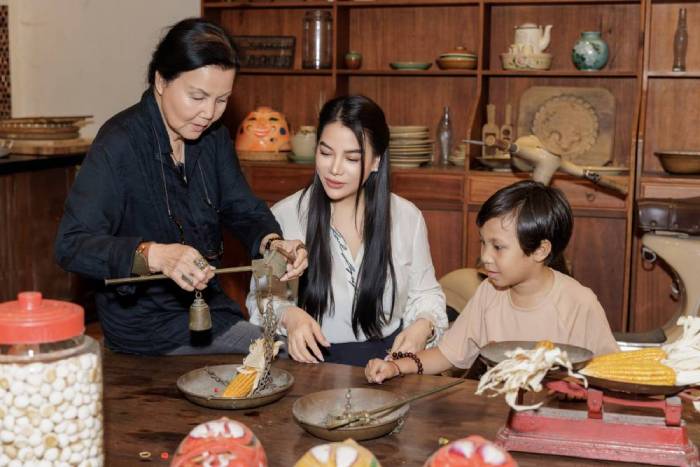 Truong Ngoc Anh cung DV Uy Nhan va DV Kieu Chinh an toi sau ngay dien thu 3