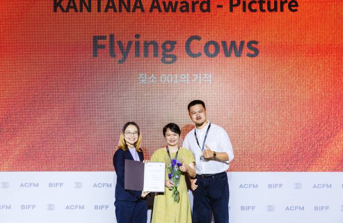 NSX Nguyen Huu Tuong Vi va đao dien Nguyen Pham Thanh Đat nhan giai Kantana Award tai Busan 2025