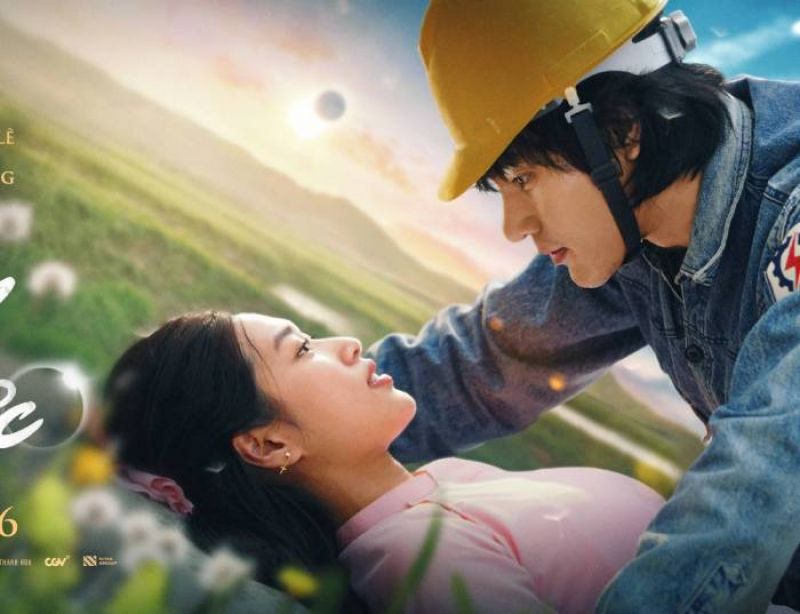 Đo&agrave;n Thi&ecirc;n &Acirc;n trao t&igrave;nh "anh thợ điện" Khương L&ecirc; trong phim "Hẹn em ng&agrave;y Nhật thực"