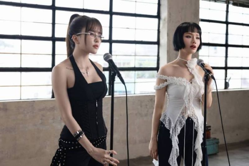 Thiều Bảo Tr&acirc;m khiến fan &ldquo;ch&oacute;ng mặt&rdquo; với c&aacute;c phi&ecirc;n bản &lsquo;kh&ocirc;ng lời&rsquo; song ca cực ngầu c&ugrave;ng Miu L&ecirc;