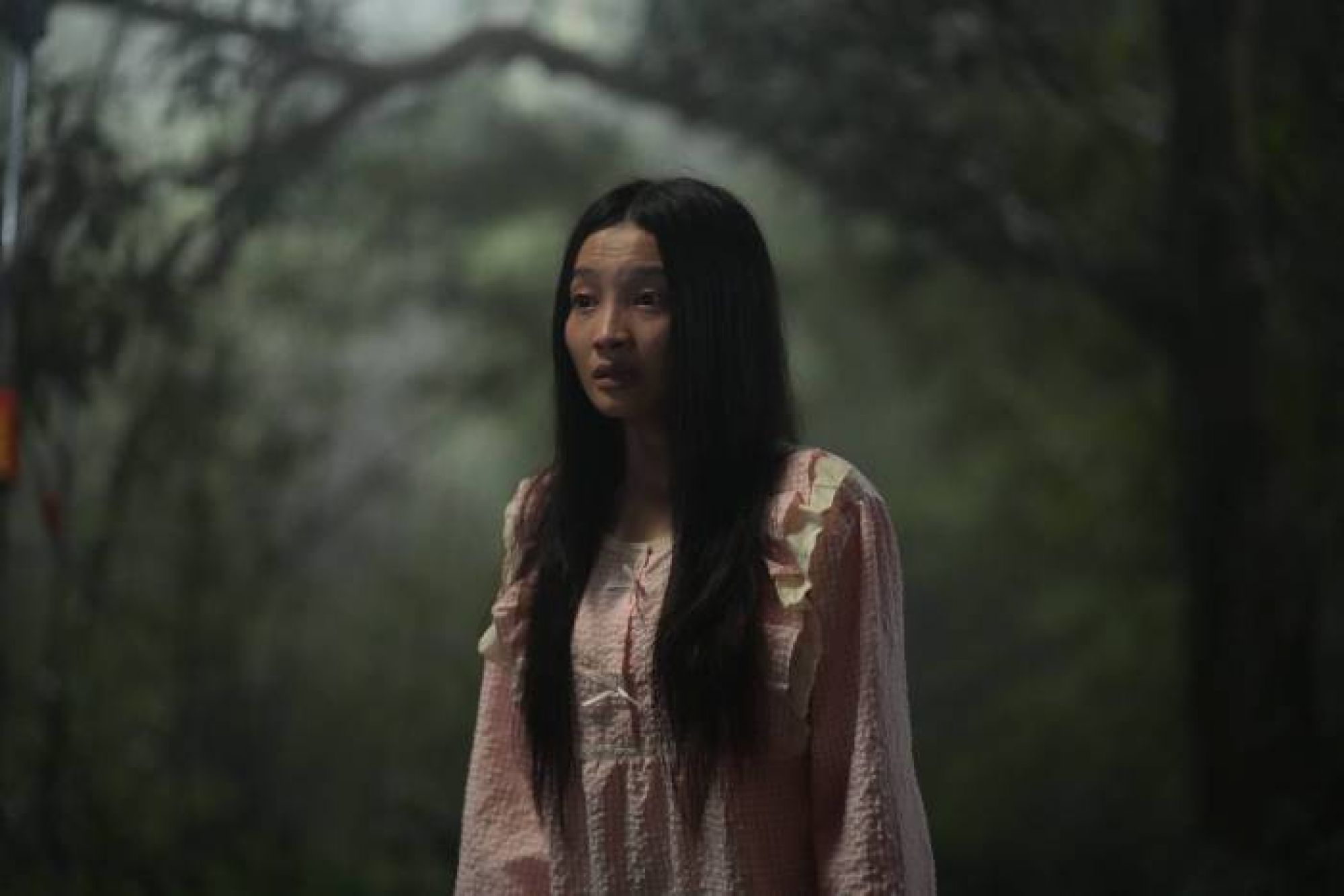 &ldquo;T&acirc;n binh ma nữ&rdquo; thay đ&agrave;n chị Khả Như thực hiện cảnh ăn lươn sống trong &ldquo;Quỷ nhập tr&agrave;ng 2&rdquo;