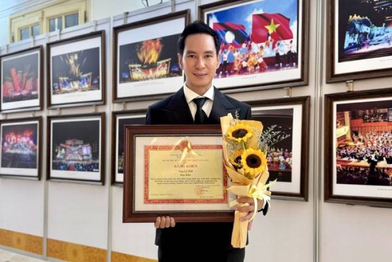 Đạo diễn L&yacute; Hải được t&ocirc;n vinh v&igrave; đ&oacute;ng g&oacute;p trong lĩnh vực điện ảnh