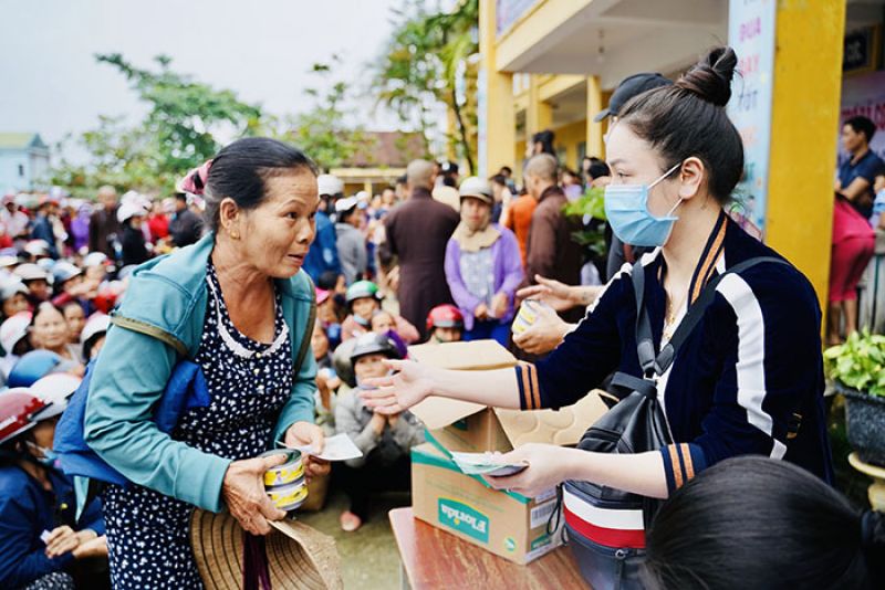 Nhật Kim Anh ủng hộ 300 triệu, k&ecirc;u gọi gần 900 triệu ủng hộ miền Trung