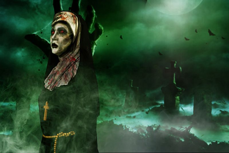 Th&uacute;y Nga h&oacute;a trang kỳ dị trong lễ hội Halloween