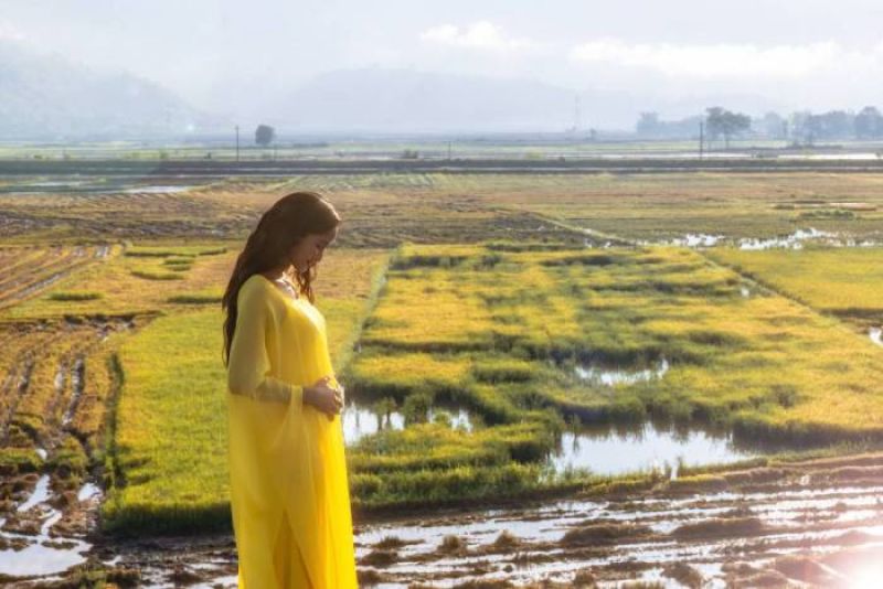 H&rsquo;Hen Ni&ecirc; diện đầm v&agrave;ng khoe bụng bầu trong MV mới