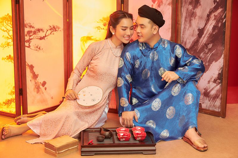 Vợ chồng Ưng Ho&agrave;ng Ph&uacute;c - Kim Cương t&igrave;nh tứ trong trang phục 3 miền