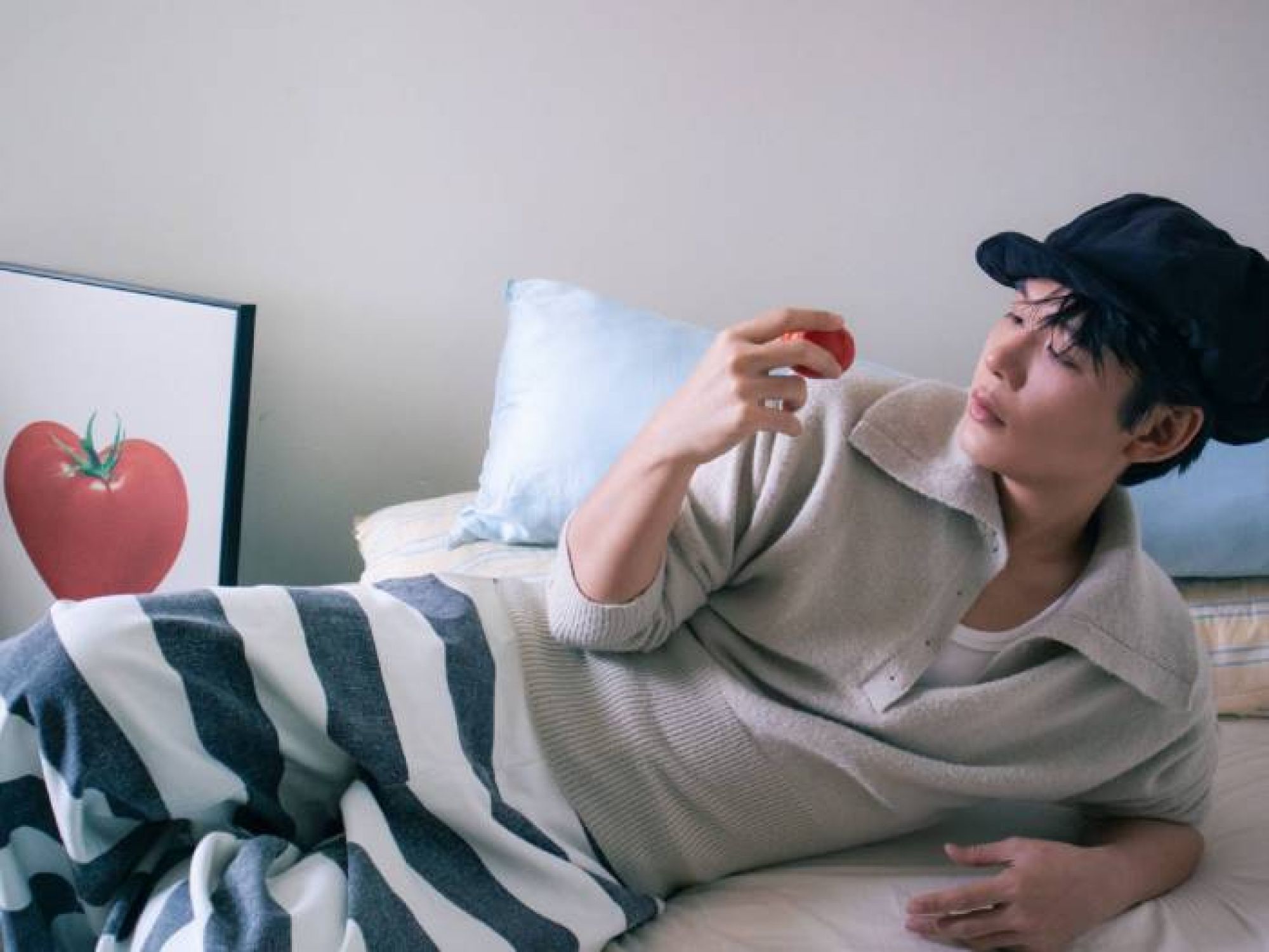 Lục Huy trở lại với MV &ldquo;Nhẹ nh&agrave;ng va v&agrave;o nhau&rdquo;