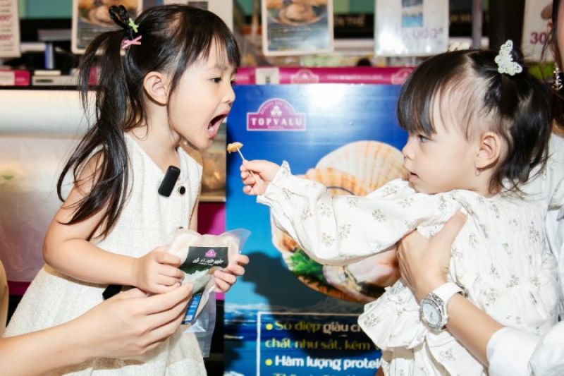 Con g&aacute;i Đ&ocirc;ng Nhi đ&aacute;ng y&ecirc;u hết mức khi xuất hiện c&ugrave;ng con g&aacute;i Phạm Quỳnh Anh