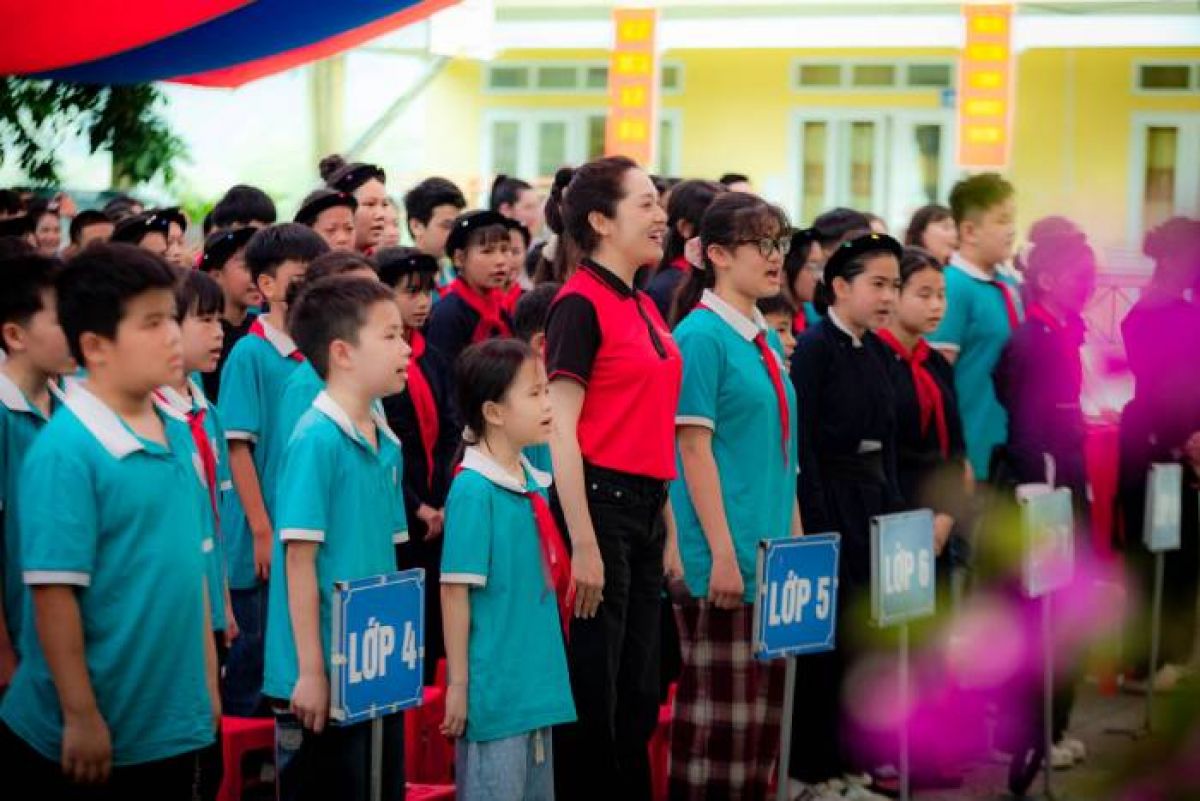 Bảo Anh rời phố thị đến với trẻ em v&ugrave;ng bi&ecirc;n cương v&agrave; c&ugrave;ng cất vang giai điệu Quốc ca nơi trường bản bi&ecirc;n giới