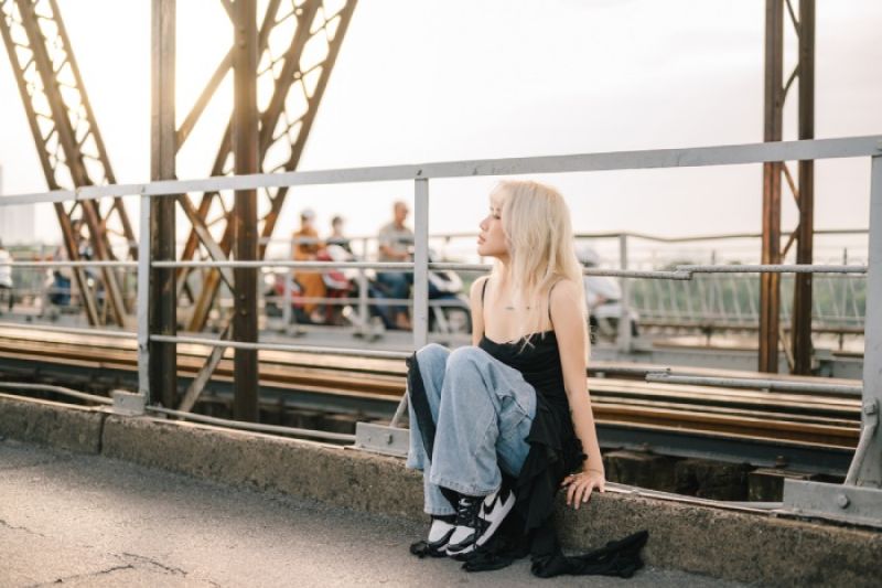 Yến L&ecirc; t&aacute;i xuất Vpop, ho&aacute; c&ocirc; g&aacute;i &lsquo;sầu t&igrave;nh&rsquo; c&ugrave;ng MV "Anh chọn c&ocirc; ấy"