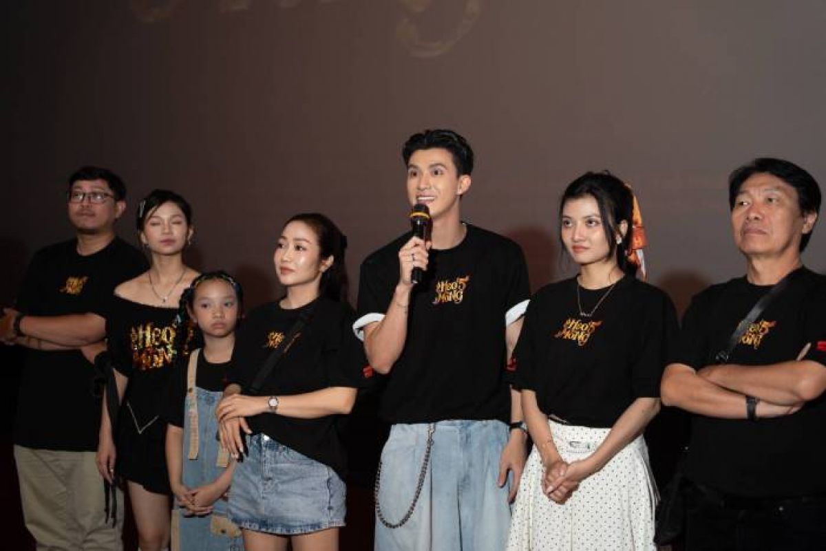 D&agrave;n diễn vi&ecirc;n &ldquo;Heo năm m&oacute;ng&rdquo; h&agrave;o hứng gặp gỡ kh&aacute;n giả trong buổi cinetour