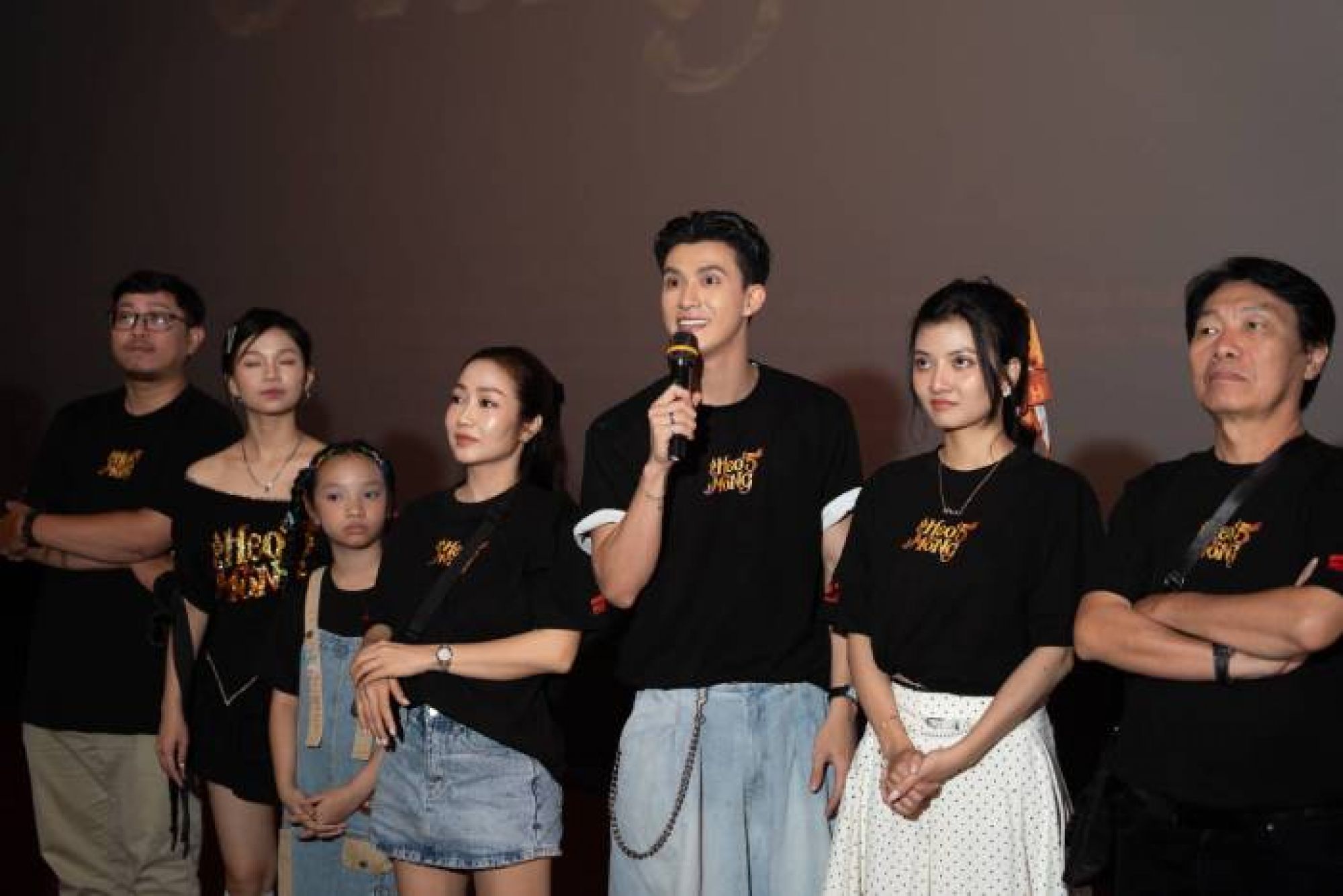 D&agrave;n diễn vi&ecirc;n &ldquo;Heo năm m&oacute;ng&rdquo; h&agrave;o hứng gặp gỡ kh&aacute;n giả trong buổi cinetour