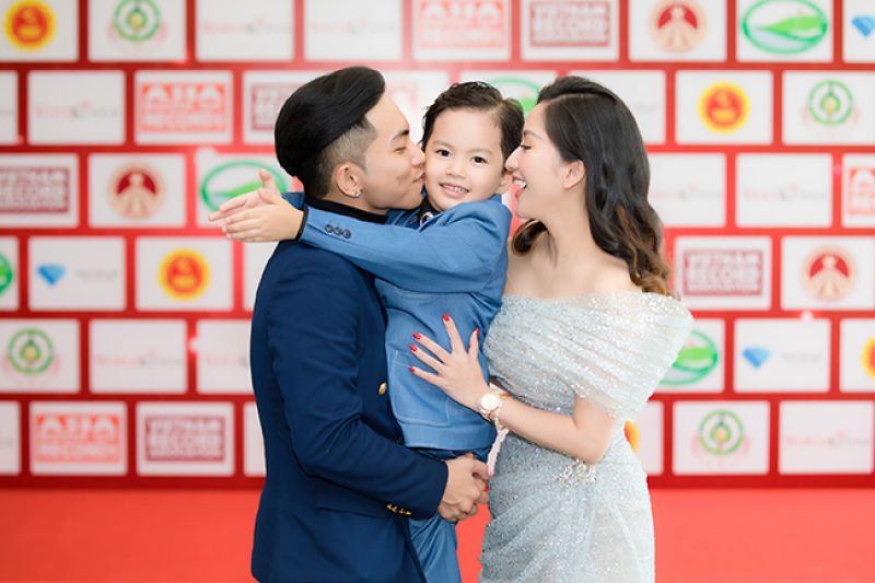 Kh&aacute;nh Thi c&ugrave;ng chồng con mừng anh trai nhận kỷ lục Việt Nam