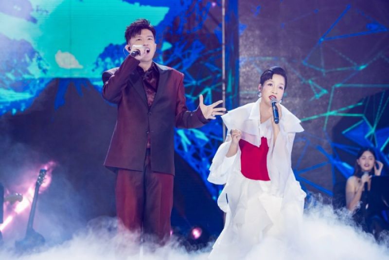 Dược sĩ Tiến ch&agrave;o s&acirc;n "đọ giọng" với diva Mỹ Linh