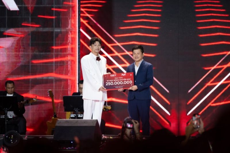 Dược sĩ Tiến chi h&agrave;ng trăm triệu đồng cho sinh vi&ecirc;n trong đ&ecirc;m ngay tại concert tự sản xuất