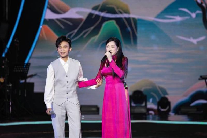 Hồ Văn Cường &ldquo;lột x&aacute;c&rdquo; khi h&aacute;t c&ugrave;ng Như Quỳnh