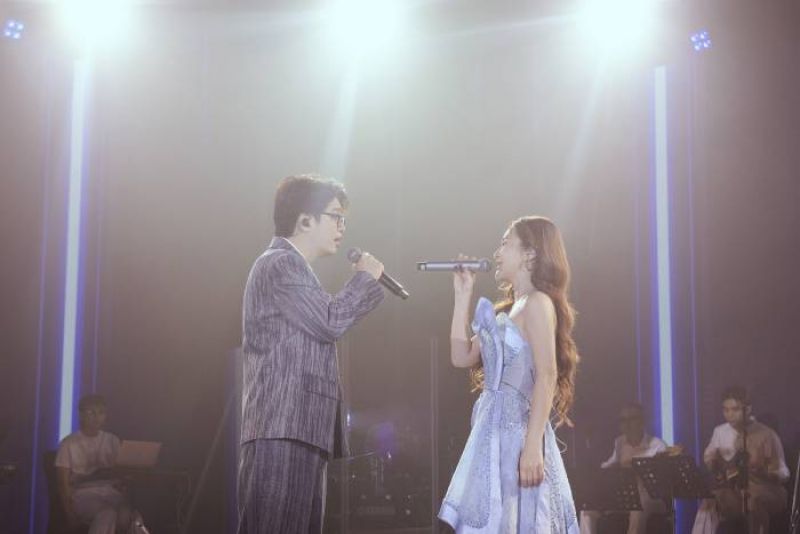 B&ugrave;i Anh Tuấn song ca c&ugrave;ng Hương Tr&agrave;m trong showcase đầy ho&agrave;i niệm