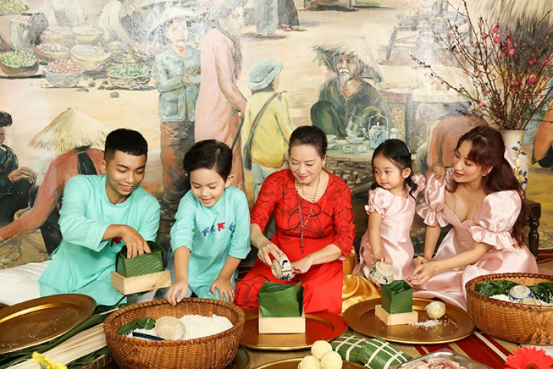 Mẹ ruột Kh&aacute;nh Thi tham gia MV Tết của vợ chồng con g&aacute;i