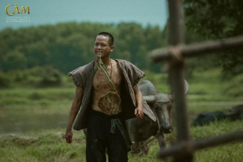 Ch&agrave;ng thơ Trần Do&atilde;n Ho&agrave;ng hạnh ph&uacute;c v&igrave; xuống t&oacute;c, nhuộm da cho Bờm th&ecirc;m bụi đời