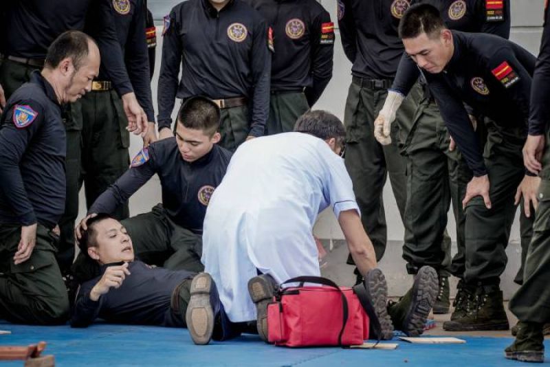 Xúc động hình ảnh MONO động viên đồng đội giữa thử thách khắc nghiệt