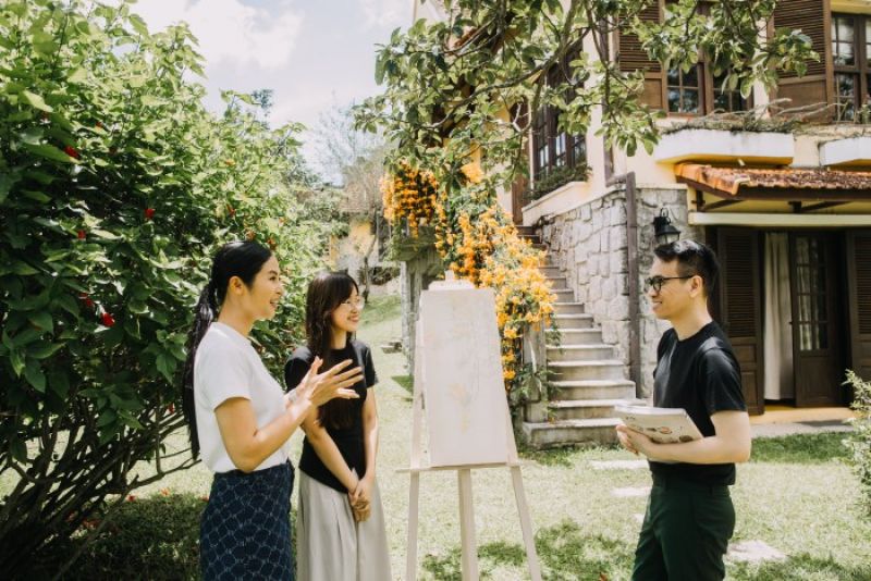 Ngọc H&acirc;n đồng h&agrave;nh với c&aacute;c họa sỹ trẻ th&ocirc;ng qua dự &aacute;n xưởng s&aacute;ng t&aacute;c