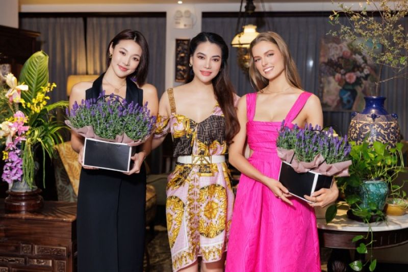Chủ tịch Miss Earth Việt Nam - Trương Ngọc &Aacute;nh ch&agrave;o đ&oacute;n c&aacute;c Miss Earth 2022 đến Việt Nam
