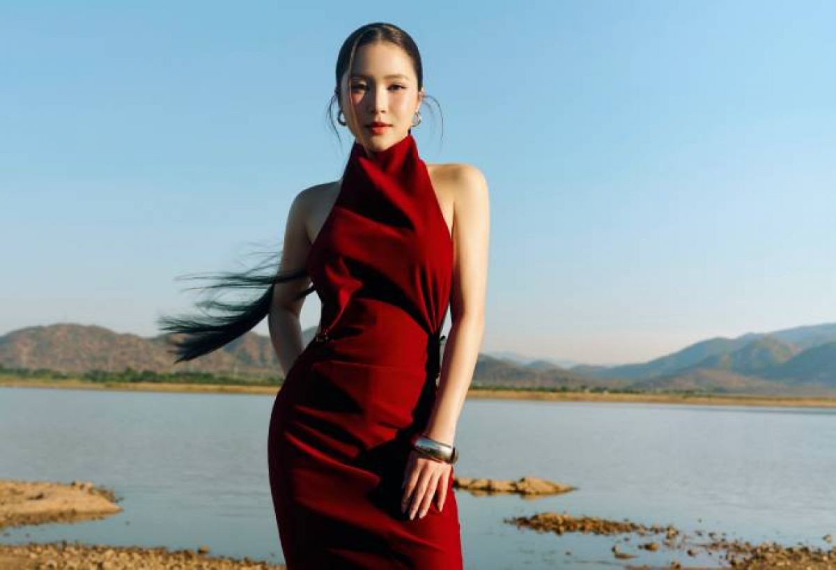 Hương Tr&agrave;m khiến kh&aacute;n giả bất ngờ với m&agrave;n &ldquo;tất tay&rdquo; mang t&ecirc;n "Phao cứu sinh concert"