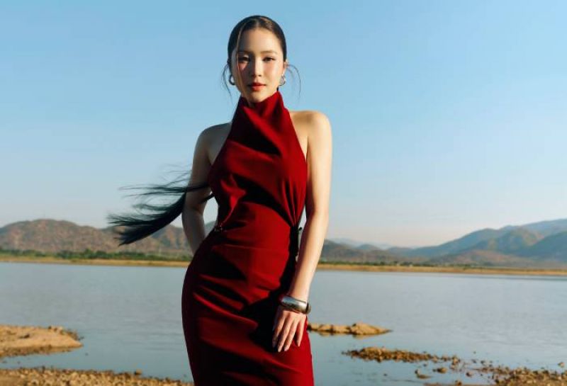 Hương Tr&agrave;m khiến kh&aacute;n giả bất ngờ với m&agrave;n &ldquo;tất tay&rdquo; mang t&ecirc;n "Phao cứu sinh concert"