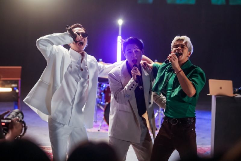 Si&ecirc;u hit 'Mưa phi trường" được Trọng Hiếu, Ali Ho&agrave;ng Dương v&agrave; JSOL cover