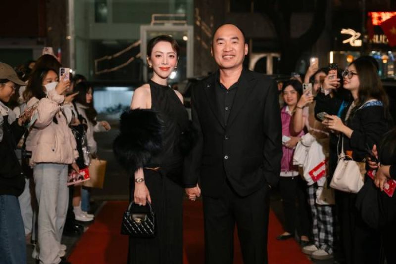 Tiến Luật th&aacute;p t&ugrave;ng Thu Trang nhận giải C&aacute;nh diều v&agrave;ng 2025