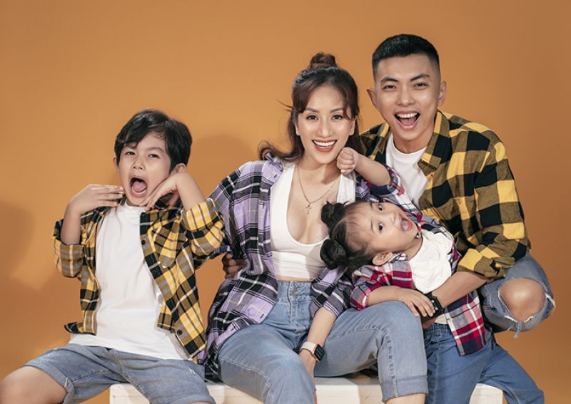 Kh&aacute;nh Thi - Phan Hiển trẻ trung nh&iacute; nhảnh c&ugrave;ng c&aacute;c con