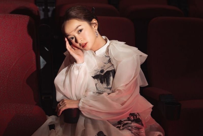 Kaity Nguyễn che mắt khi xem cảnh &ldquo;n&oacute;ng&rdquo; của ch&iacute;nh m&igrave;nh