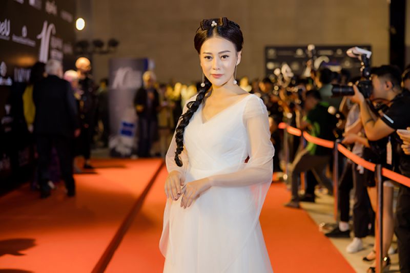 Phương Oanh như 'thần ti&ecirc;n tỷ tỷ' với tạo h&igrave;nh cổ trang tại Fashion Week