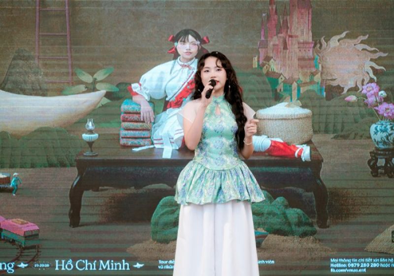 Phương Mỹ Chi thực hiện school tour xuy&ecirc;n Việt