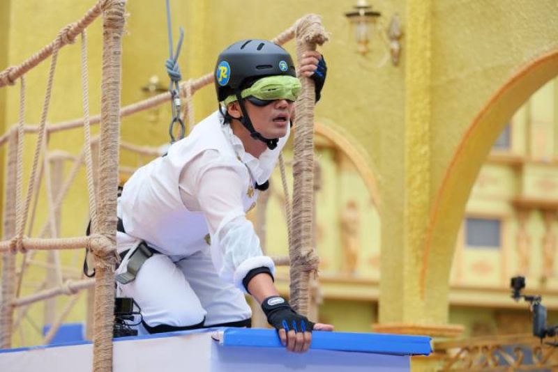 Quang Tuấn li&ecirc;n tục gọi t&ecirc;n con khi nhảy lầu trong Running Man Vietnam m&ugrave;a 3