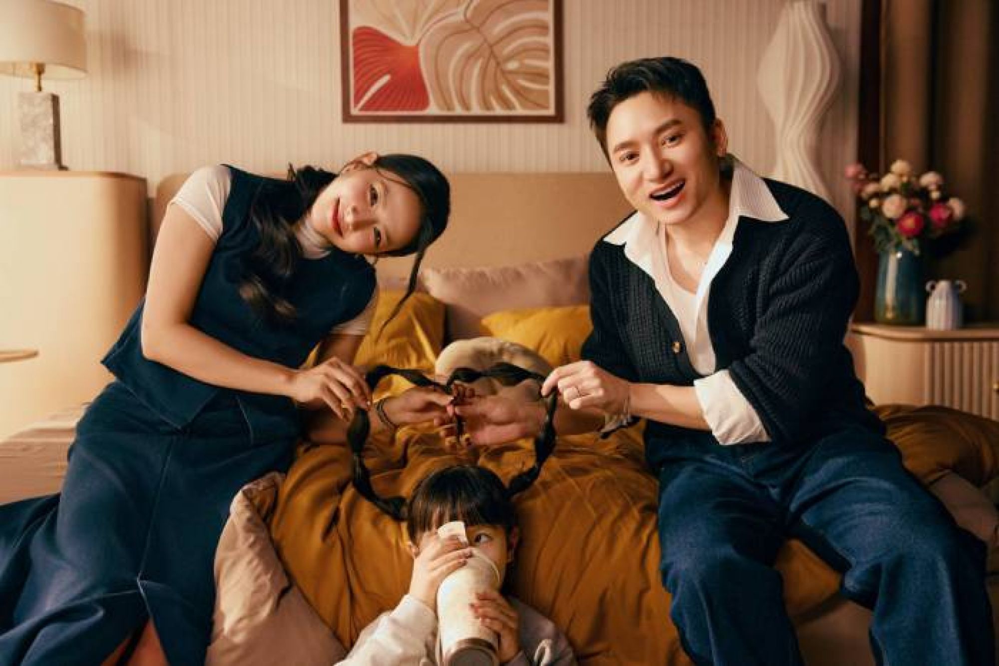 Vợ Phan Mạnh Quỳnh v&aacute;c &ldquo;bụng bầu&rdquo; tiếp tục đ&oacute;ng MV c&ugrave;ng chồng