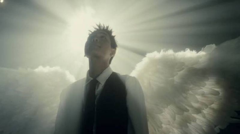 Qu&acirc;n A.P đeo c&aacute;nh thi&ecirc;n thần bốc ch&aacute;y trong teaser MV &ldquo;T.M&rdquo;