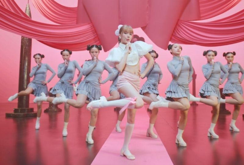 Thiều Bảo Tr&acirc;m &ldquo;nh&aacute; h&agrave;ng&rdquo; vũ đạo đẹp mắt v&agrave; giai điệu bắt tai trong MV mới