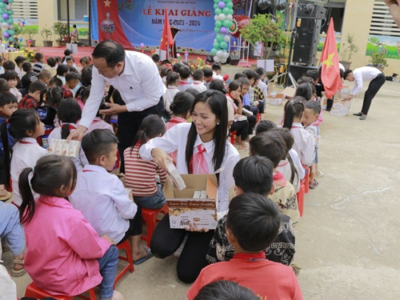 Hoa hậu H'Hen Ni&ecirc; dự lễ khai giảng đặc biệt tại Lai Ch&acirc;u