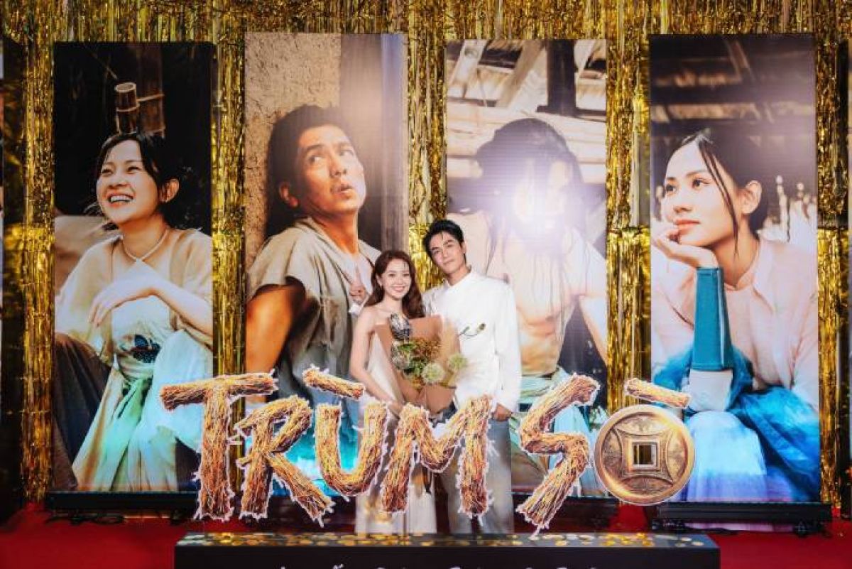 V&otilde; Điền Gia Huy &ocirc;m hoa tới ch&uacute;c mừng Tam Triều D&acirc;ng ra mắt phim &ldquo;Tr&ugrave;m S&ograve;&rdquo;