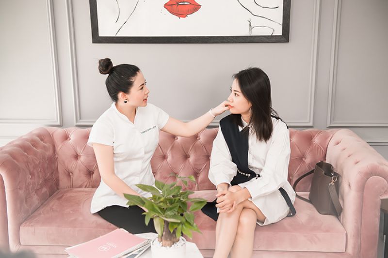 Ca sĩ Ngọc Hiền tư vấn l&agrave;m đẹp cho diễn vi&ecirc;n Khuất Quỳnh Hoa