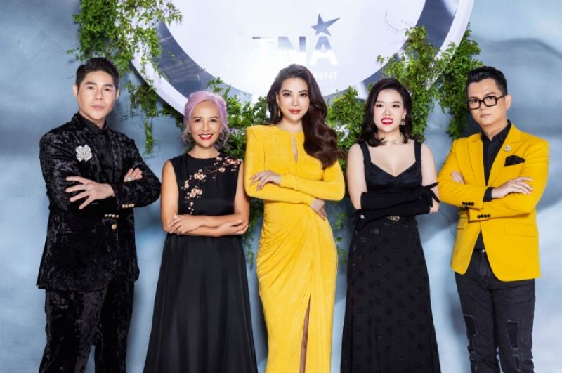 D&agrave;n gi&aacute;m khảo cực ngầu tại casting offline của "Miss Earth Việt Nam 2023"
