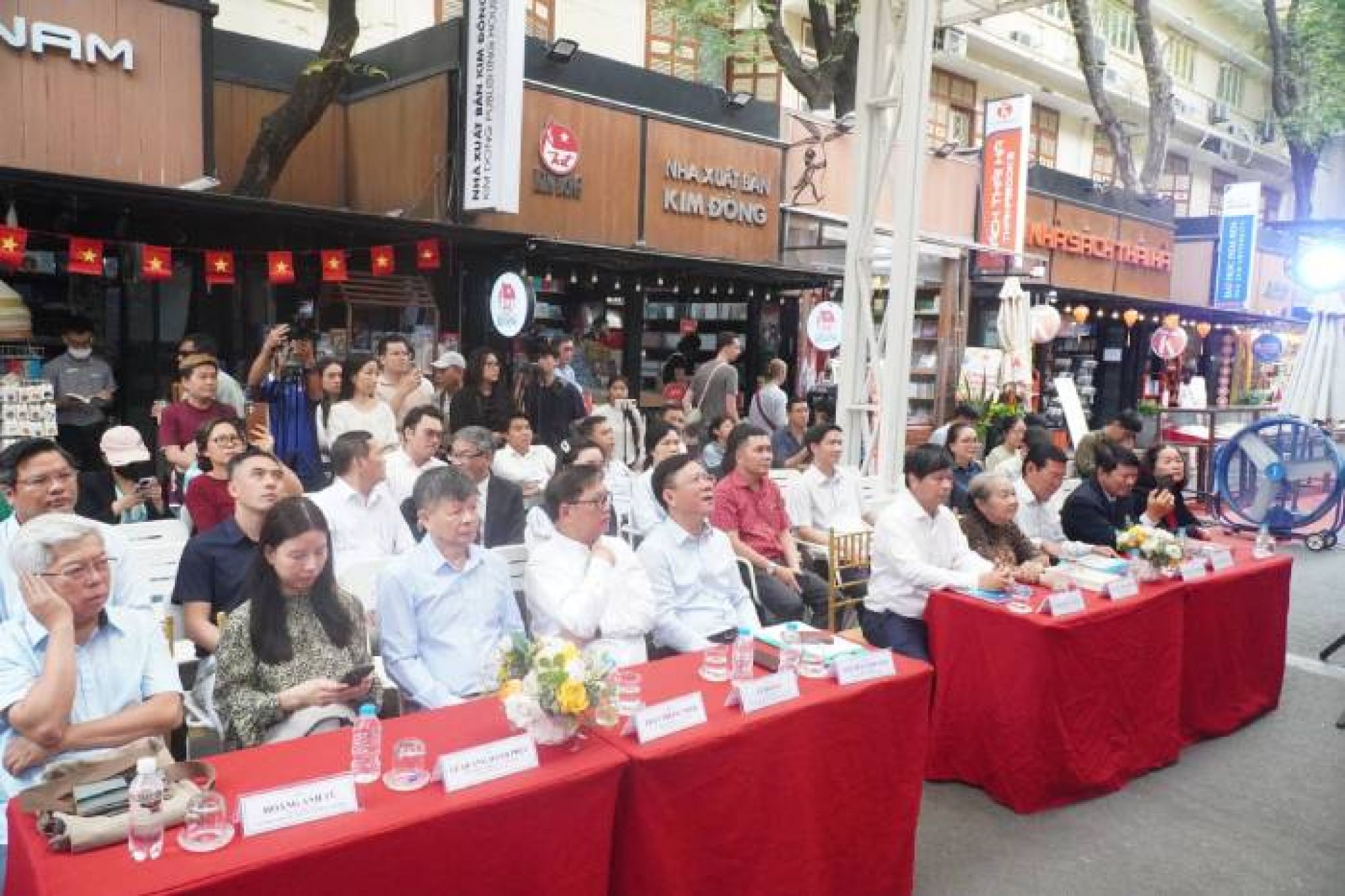 Ra mắt tủ s&aacute;ch với chủ đề &ldquo;Huyền thoại C&ocirc;n Đảo&rdquo; v&agrave; ph&aacute;t động hiến tặng t&agrave;i liệu, s&aacute;ch v&agrave; X&acirc;y dựng Kh&ocirc;ng gian đọc