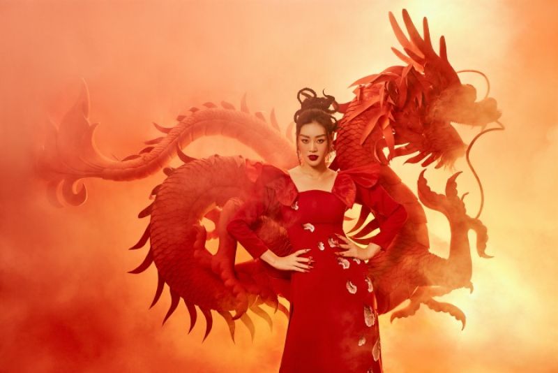 Hoa hậu Kh&aacute;nh V&acirc;n gửi nhiều lời ch&uacute;c trong bộ ảnh lấy cảm hứng từ Rồng ng&agrave;y Tết
