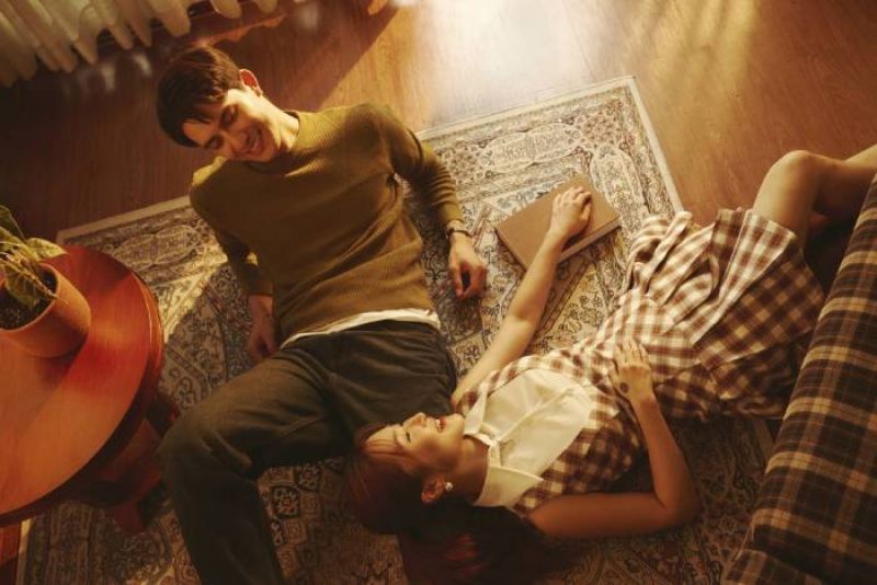 Hương Tr&agrave;m &ldquo;tẩn&rdquo; Trần Ngọc V&agrave;ng kh&ocirc;ng một ch&uacute;t nương tay trong MV mới