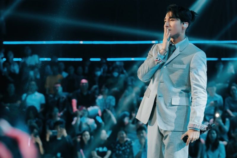 Sơn T&ugrave;ng M-TP h&aacute;t live &lsquo;đỉnh ch&oacute;p&rsquo; tại chung kết Vietnam Idol